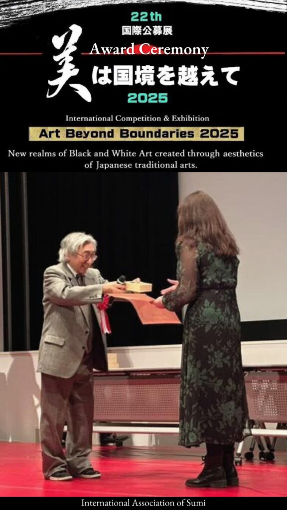 Ceremonia wręczenia nagród Odbiór nagrody z rąk Mistrza Tohuna Kobayashiego Art Beyond Boundaries, Tokio Małgorzata Suchecka
